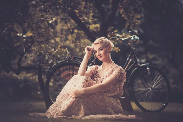 Mulher em vestido de verão — Fotografia de Stock