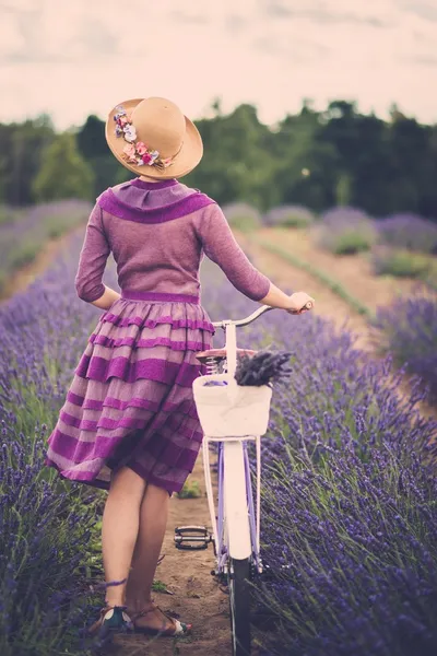 Woman with retro bicycle in lavender field — Zdjęcie stockowe