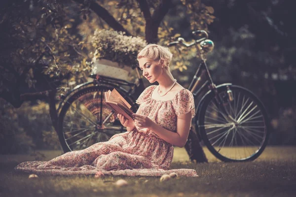 Mulher leitura livro — Fotografia de Stock