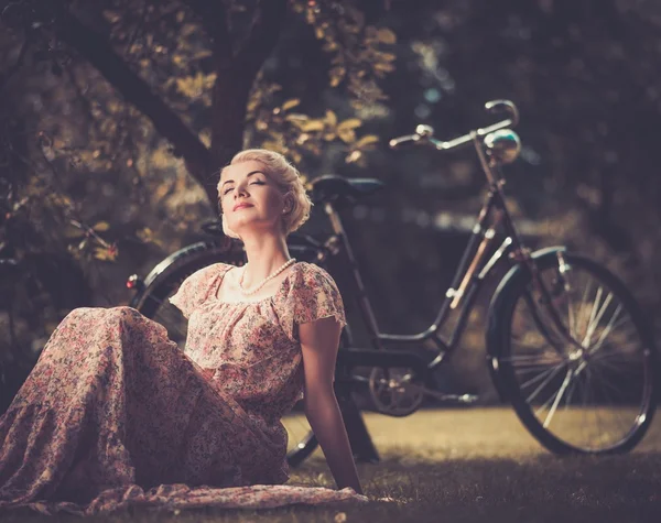 Mulher em vestido de verão — Fotografia de Stock