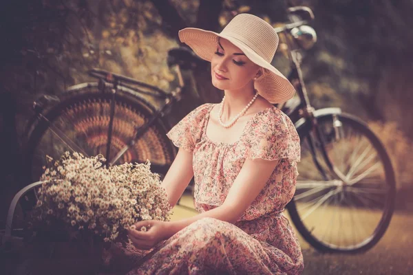 Žena s košíkem květin — Stock fotografie
