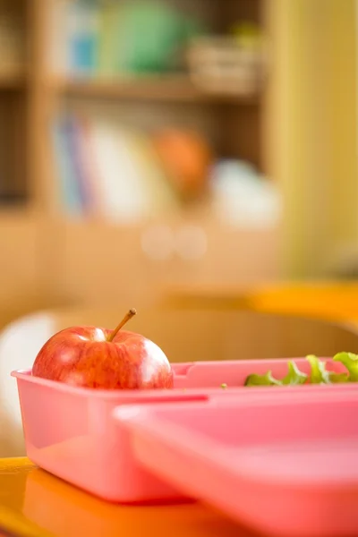 Apple ve salata ile gıda kabı — Stok fotoğraf
