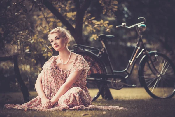 Vrouw in zomerjurk — Stockfoto