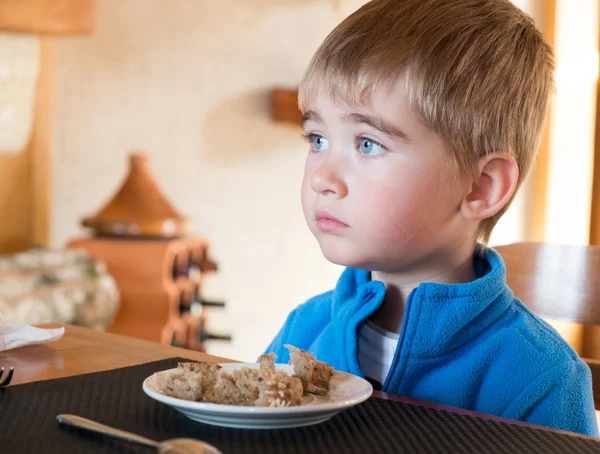 Niño con placa —  Fotos de Stock