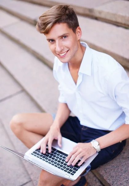 Jovem com laptop — Fotografia de Stock