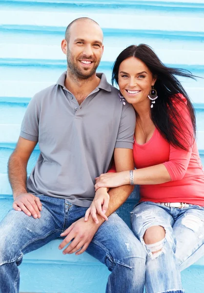 Pareja de mediana edad al aire libre — Foto de Stock