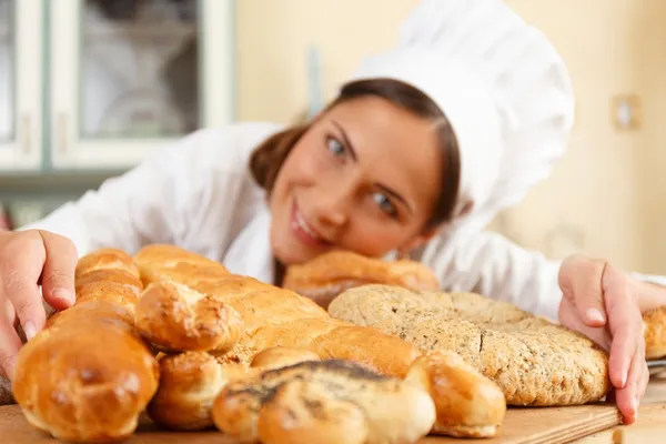 Ev sahibihuisgemaakte gebak — Stockfoto