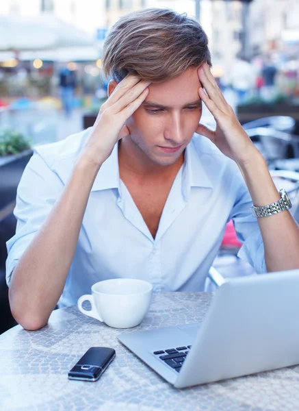 Mann mit Laptop — Stockfoto