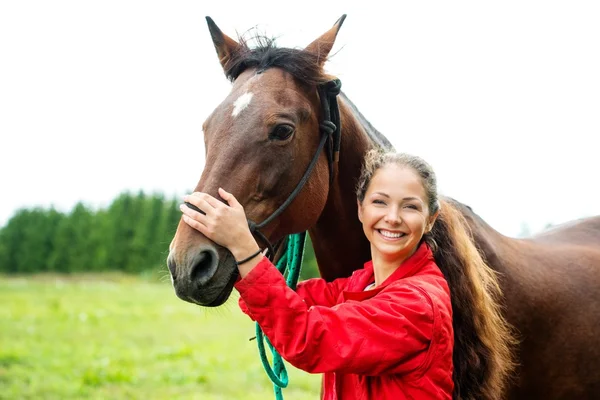 Flicka med häst — Stockfoto