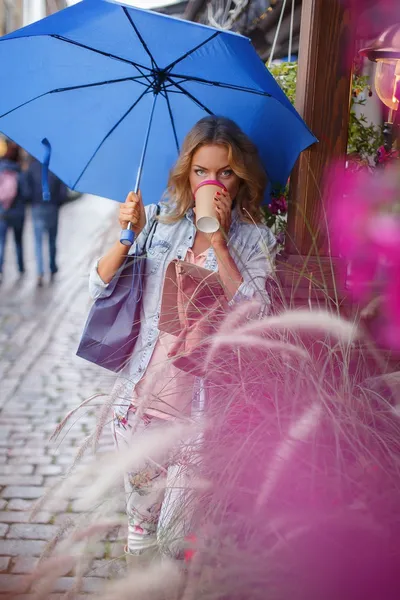 Chica bebiendo — Foto de Stock