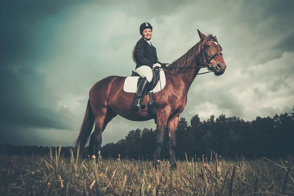 Flicka med häst — Stockfoto