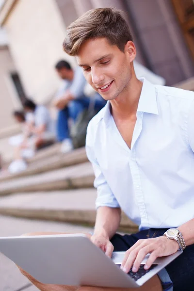 Man met laptop — Stockfoto