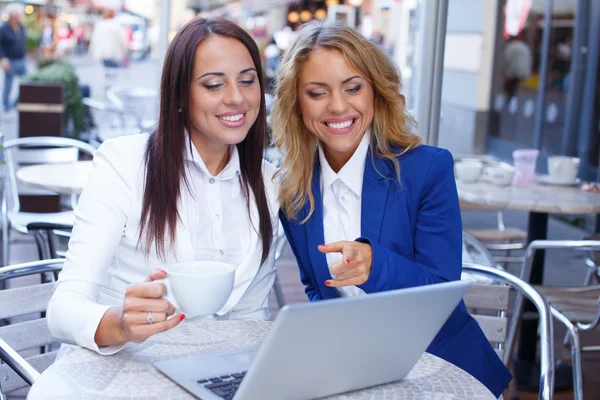 Girls with laptop — Stock Photo, Image