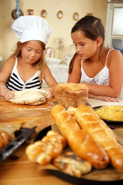 Children making pastry — Stock Photo, Image