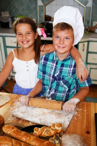 儿童制作糕点 — 图库照片