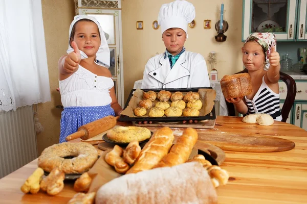 Crianças fazendo pastelaria — Fotografia de Stock