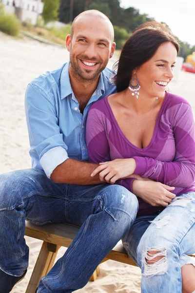 Szczęśliwy uśmiechający się w średnim wieku para na plaży — Zdjęcie stockowe