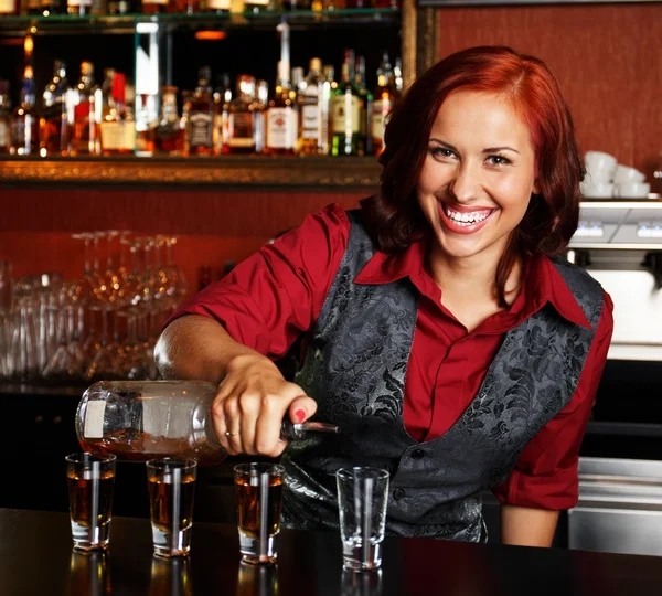 Krásná rusovláska barmanka, aby záběry — Stock fotografie