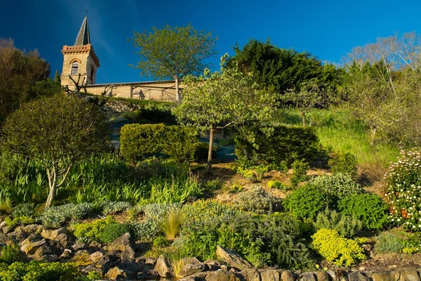 Torre de sino com jardim em uma colina — Fotografia de Stock