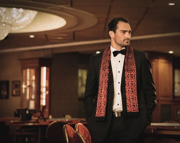 Hübsche Brünette trägt Anzug im Luxus-Interieur — Stockfoto