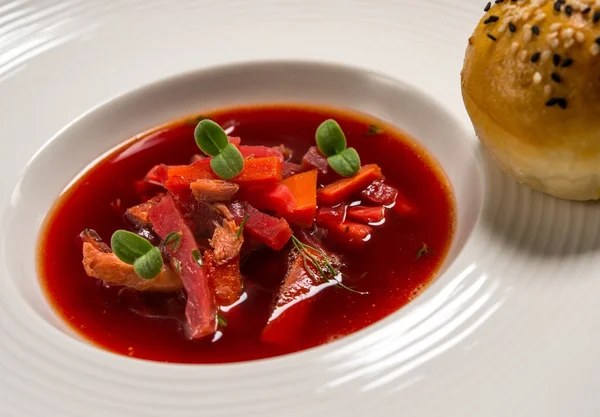 Borscht vermelho com pedaços de carne — Fotografia de Stock