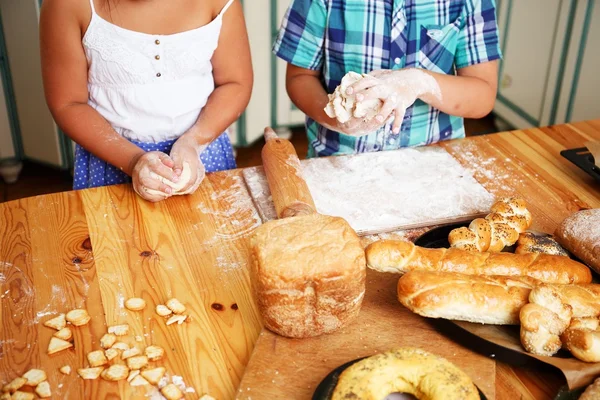 Niños cocinando pastelería casera —  Fotos de Stock