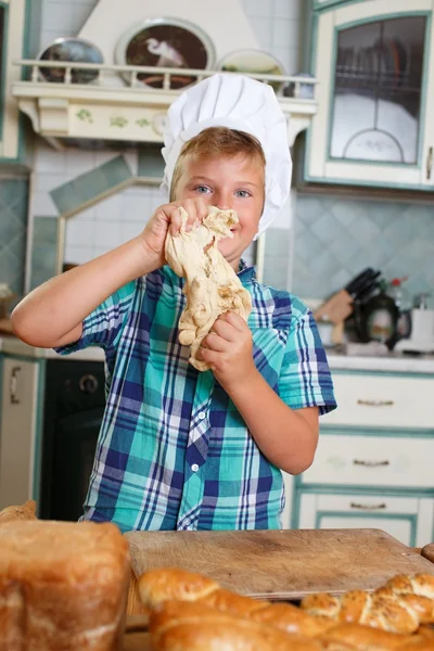 年轻厨师男孩制作自制糕点 — 图库照片