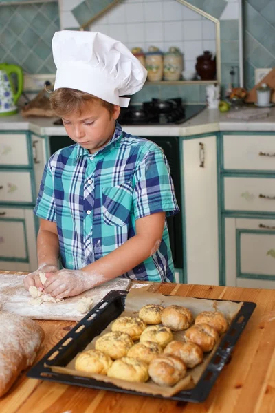 Jovem cozinheiro fazendo pastelaria caseira — Fotografia de Stock