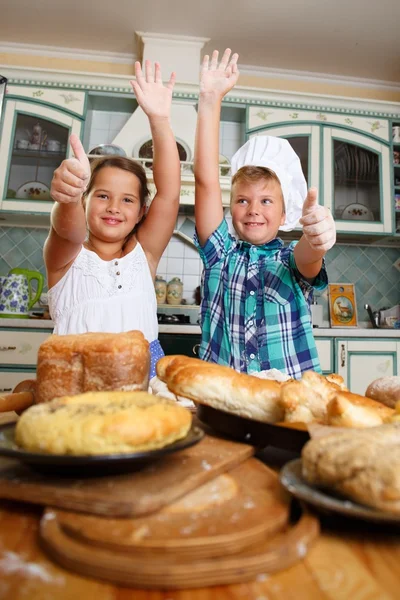 Crianças felizes cozinhar pastelaria caseira — Fotografia de Stock