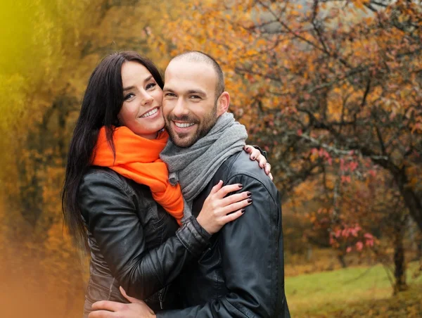 Glückliches Paar mittleren Alters an einem schönen Herbsttag im Freien — Stockfoto