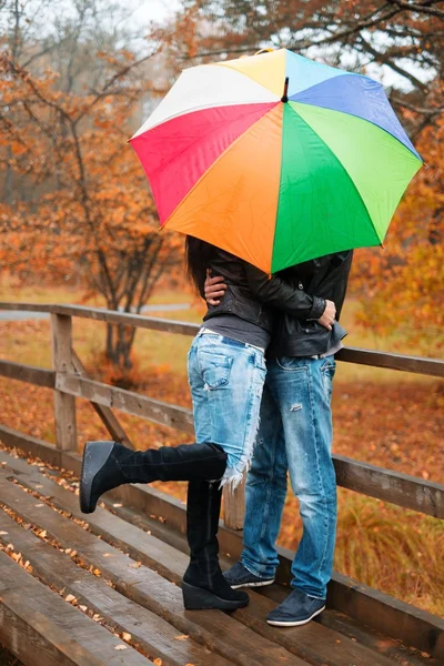 Met paraplu buitenshuis op mooie regenachtige herfst dag (echt) paar — Stockfoto