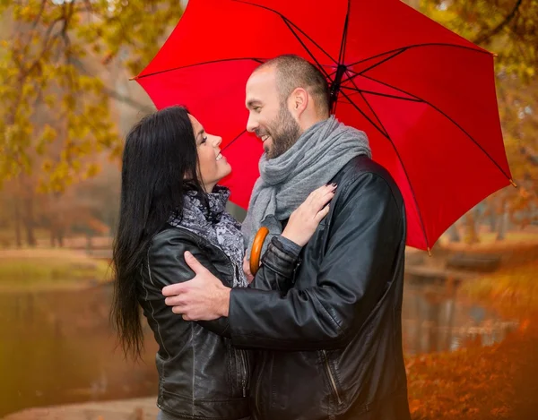 Ευτυχής μεσήλικο ζευγάρι με ομπρέλα σε εξωτερικούς χώρους στη όμορφη βροχερή μέρα του φθινοπώρου — Φωτογραφία Αρχείου