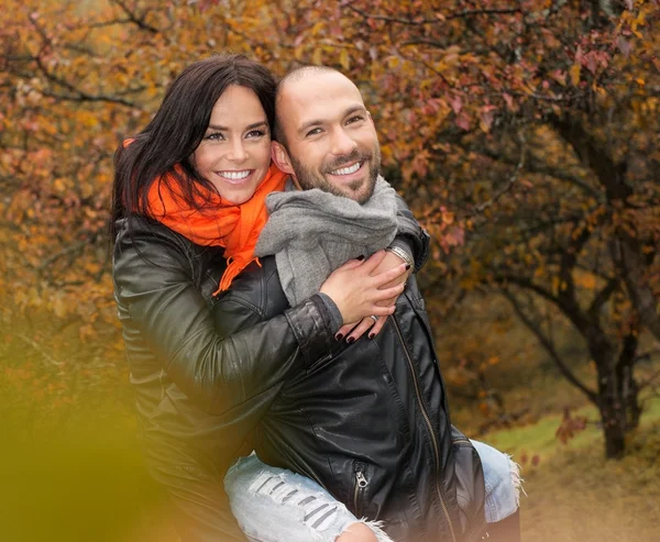 Szczęśliwa para średnim wieku na zewnątrz w piękny jesienny dzień — Zdjęcie stockowe