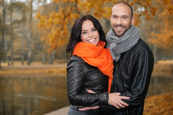 Glückliches Paar mittleren Alters an einem schönen Herbsttag im Freien — Stockfoto