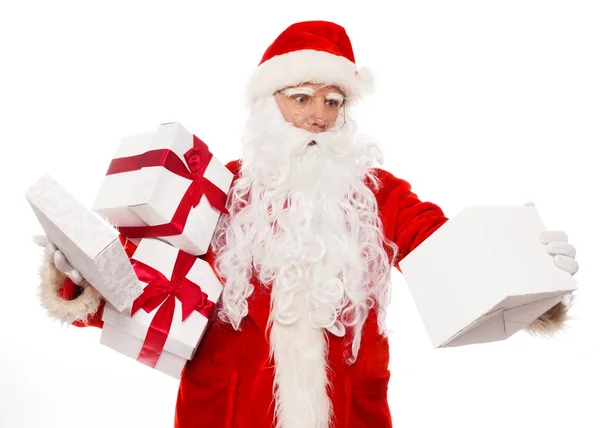 惊讶的圣诞老人与孤立的白色背景上的打开的礼品盒 — 图库照片