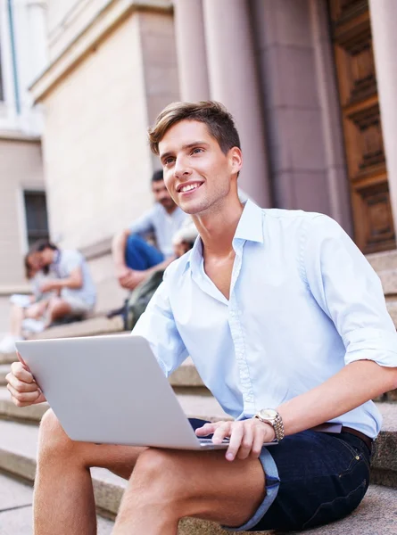 Jovem com laptop — Fotografia de Stock