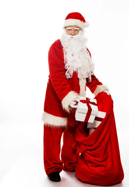 Santa claus s vánoční pytel a dárkové boxy izolovaných na bílém pozadí — Stock fotografie