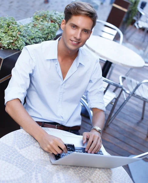 Jonge man met laptop — Stockfoto