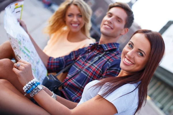 Gelukkig jonge toeristen — Stockfoto