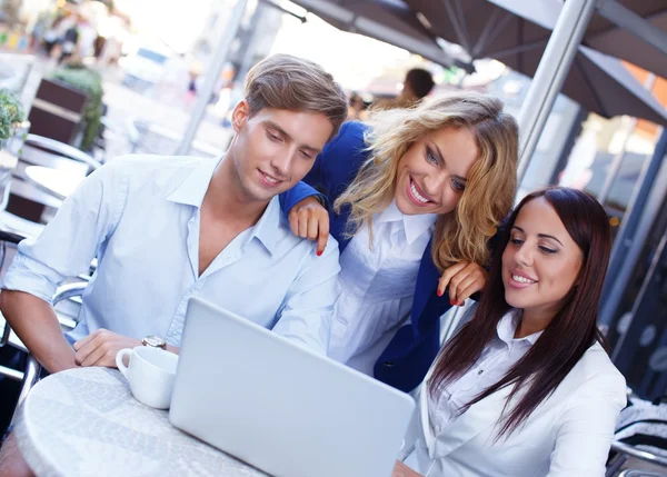 Jonge mensen met laptop — Stockfoto