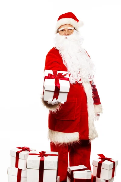 Santa Claus con cajas de regalo aisladas sobre fondo blanco —  Fotos de Stock