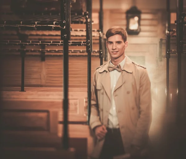 Schöner junger Mann im Mantel im Oldtimer-Zug — Stockfoto