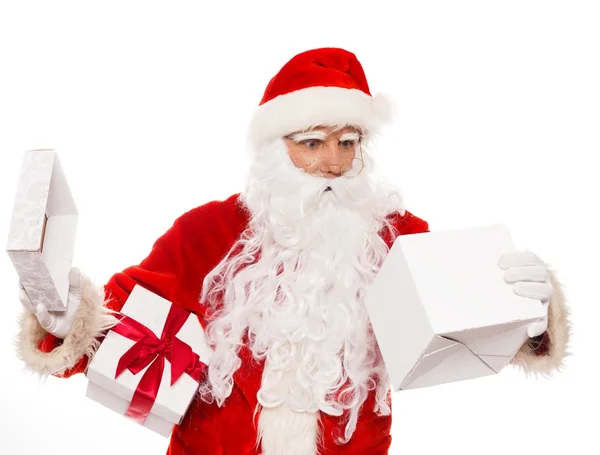 Überrascht Weihnachtsmann mit geöffnetem Geschenkkarton isoliert auf weißem Hintergrund — Stockfoto