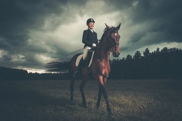 Menina com cavalo — Fotografia de Stock