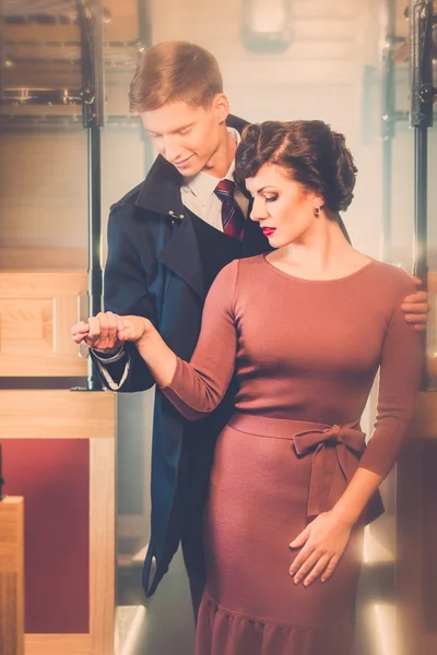 Hermosa pareja de estilo vintage dentro de tren retro entrenador — Foto de Stock
