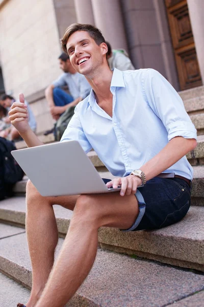 Homem com laptop — Fotografia de Stock