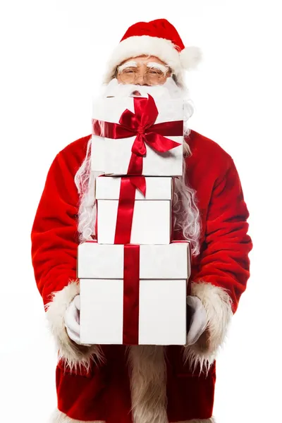 Papai Noel com caixas de presente isoladas em fundo branco — Fotografia de Stock