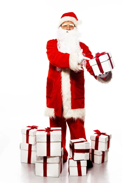 Babbo Natale con scatole regalo isolate su sfondo bianco — Foto Stock