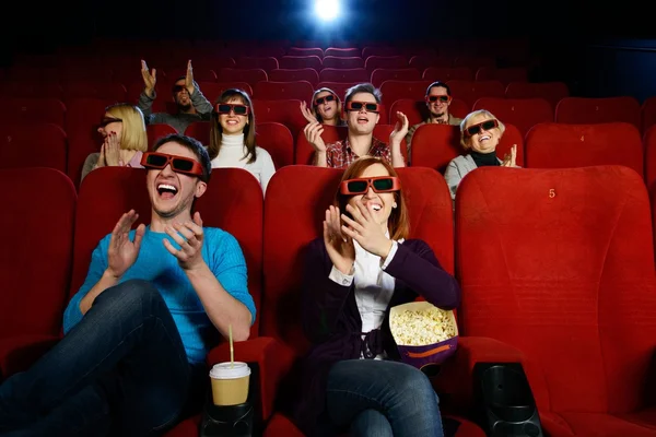 一群人在看电影在电影院的 3d 眼镜 — 图库照片