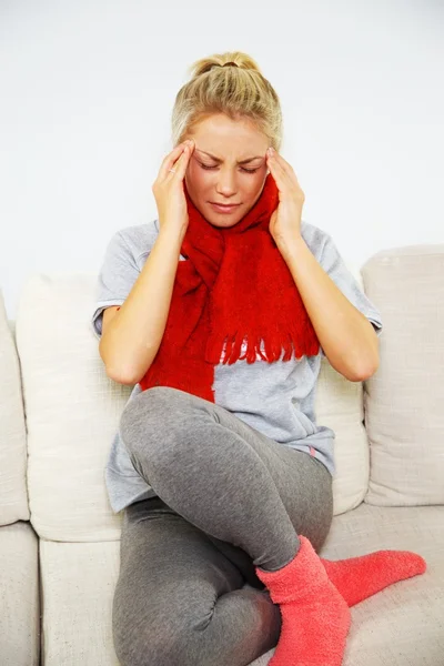 Ung blond sjuk kvinna med huvudvärk — Stockfoto